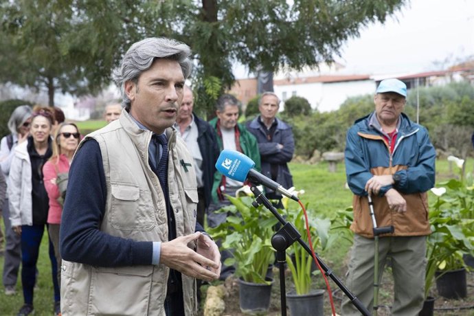 El vicepresidente primero y delegado de Infraestructuras, Sostenibilidad y Agricultura de la Diputación de Córdoba, Andrés Lorite, en el acto de entrega de semillas.