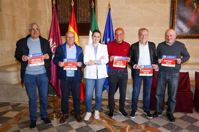 El Ayuntamiento homenajea a los cinco corredores que han completado las 38 ediciones del Zurich Maratón de Sevilla