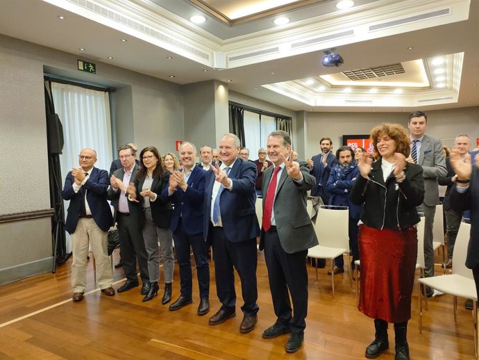 El ministro de Industria y Turismo, Jordi Hereu, junto al alcalde de Vigo, Abel Caballero, los candidatos del PSdeG Carlos López Fonto y Leticia Gallego, entre otros, en un acto sectorial en Vigo, a 15 de febrero de 2024.