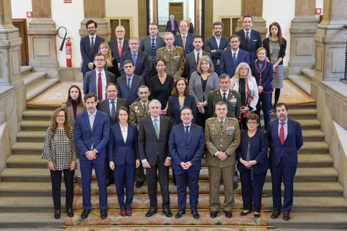 El ministro de Asuntos Exteriores, Unión Europea y Cooperación, José Manuel Albares, con los miembros de la Comisión Española de Derecho Internacional Humanitario