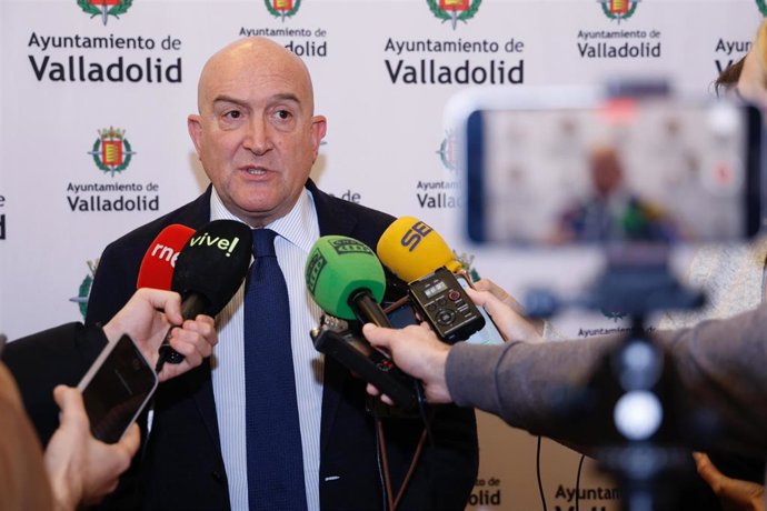 El alcalde de Valladolid, Jesús Julio Carnero, atiende a los medios de comunicación.