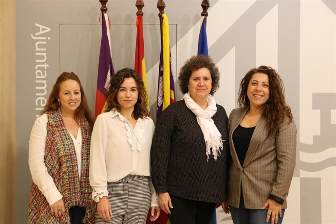 Las regidoras del PSOE, Silvana González, Rosario Sánchez, Elena Navarro Duch y Angélica Pastor Moreno, este jueves durante la presentación de la moción por el 8M.