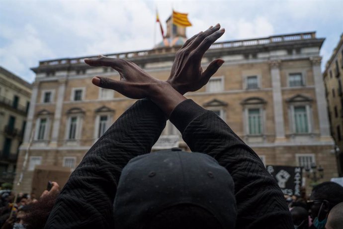 Archivo - Un hombre cruza los brazos durante una concentración en Plaza de Sant Jaume de Barcelona contra el racismo 'Las vidas negras importan' organizada por  la Comunidad Negra Africana y Afrodescendiente de España (CNAAE).