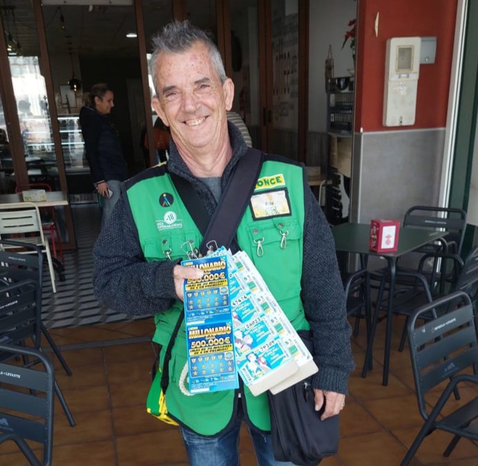 Félix Morcillo, vendedor de la ONCE en la cafetería donde ha dado el premio del Rasca Millonario
