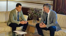 El presidente de la Junta de Andalucía, Juanma Moreno, con el secretario general de UGT Andalucía, Óskar Martín.