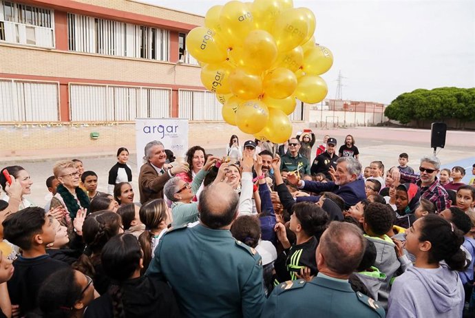 Ayuntamiento, Diputación y Junta arropan a Argar en un acto por el Día Internacional del Niño con Cáncer en el CEIP 'EL Puche'