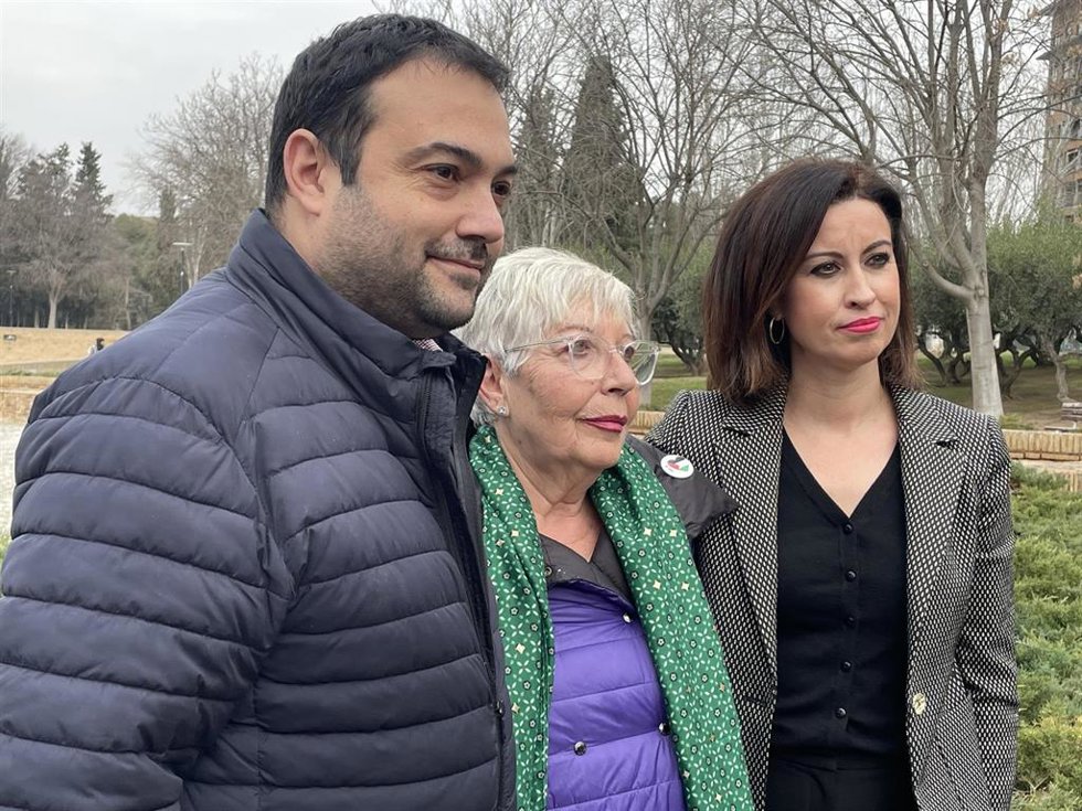 La vicepresidenta de la DPZ, Teresa Ladrero, el diputado provincial de Memoria Democrática, Rubén Estévez, y la ciudadana Rosa Casas.