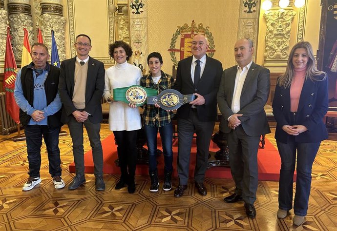 El alcalde de Valladolid, junto a la boxeadora Isabel Rivero y sus dos cinturones de campeona, junto a concejales del Ayuntamiento.