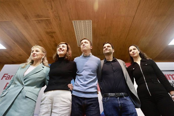 (I-D) La vicepresidenta segunda y líder de Sumar, Yolanda Díaz; la candidata a la Presidencia de la Xunta, Marta Lois; el portavoz de Sumar en el Congreso, Iñigo Errejón; y el portavoz de la comisión promotora de Sumar Galicia, Paulo Carlos López; parti