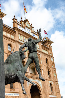 Archivo - Escultura del torero bordelés José Cubero "Yiyo" del escultor Luis Sanguino frente a la fachada de la plaza de toros de Las Ventas de Madrid, a 7 de marzo de 2023, en Madrid (España). 