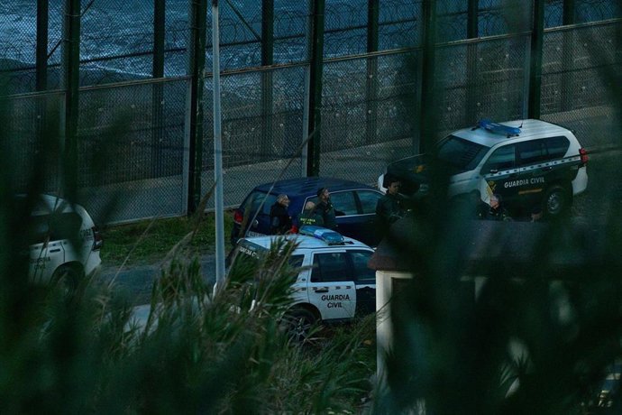 Archivo - Vehículos de la Guardia Civil vigilan el paso fronterizo de la barriada de Benzu tras un intento de salto de valla en Ceuta.