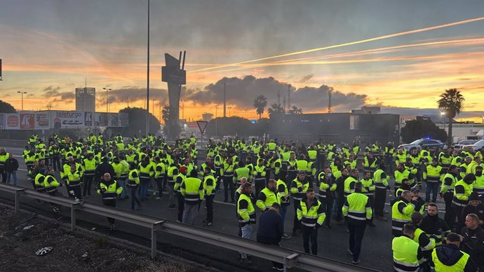 Trabajadores de Acerinox corando la A-7 en Los Barrios. ARCHIVO.