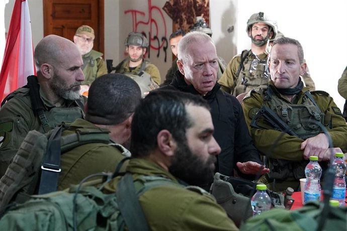 El ministro de Defensa, Yoav Gallant, con soldados israelíes.