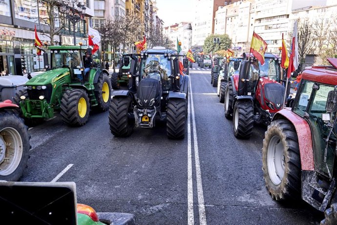 Archivo - Tractores en el centro de Santander en una protesta anterior