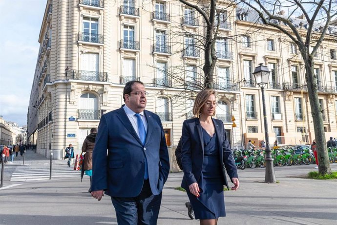 El conseller d'Interior, Joan Ignasi Elena, i la delegada del Govern a Frana, Eva Doya, a París