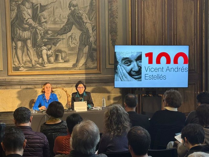 La directora de la ILC, Izaskun Arretxe, i comissria de l'Any Vicent Estellés, ngels Gregori, en roda de premsa aquest dijous a Barcelona