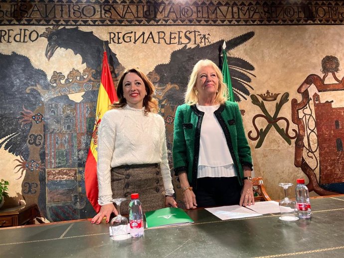 La delegada del Gobierno andaluz en Málaga, Patricia Navarro, y la alcaldesa de Marbella, Ángeles Muñoz