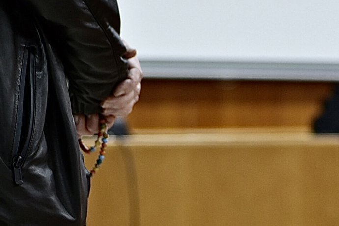 Archivo - El exprofesor del Colegio San Agustín, identificado como A.D.B, sostiene un rosario durante un juicio como acusado por presuntos delitos sexuales, en la Sección VI Audiencia Provincial de Cádiz en Ceuta, a 12 de enero de 2022, en Ceuta, (Españ