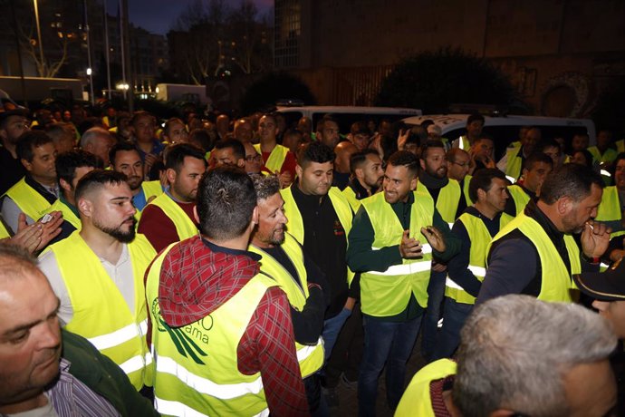 Imagen de los agricultores, en el cerco y bloqueo a la Asamblea Regional el miércoles, 14 de febrero