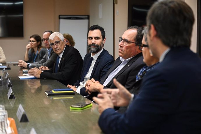 Los consellers de Salud y de Empresa y Trabajo, Manel Balcells y Roger Torrent, durante una reunión con entidades