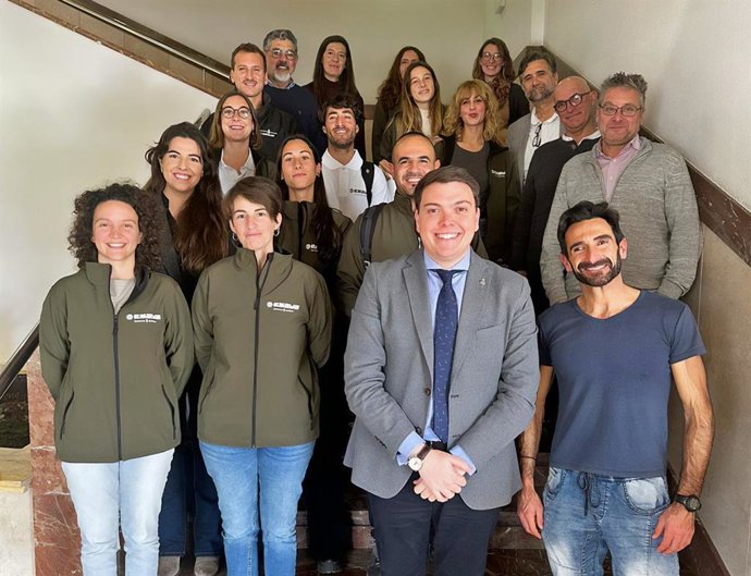 El regidor de Medio Ambiente y presidente de Emaya, Lloren Bauzá, con el equipo de educadores ambientales.