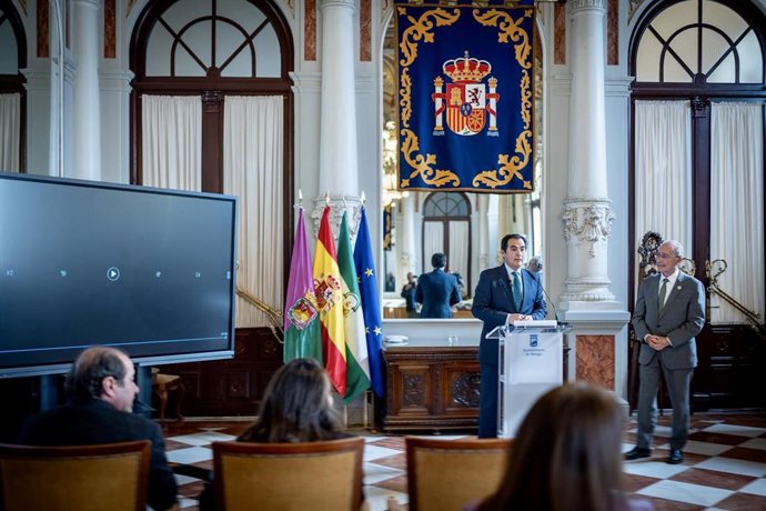 El consejero de Justicia e Interior de la Junta de Andalucía, José Antonio Nieto, y el alcalde de Málaga, Francisco de la Torre.