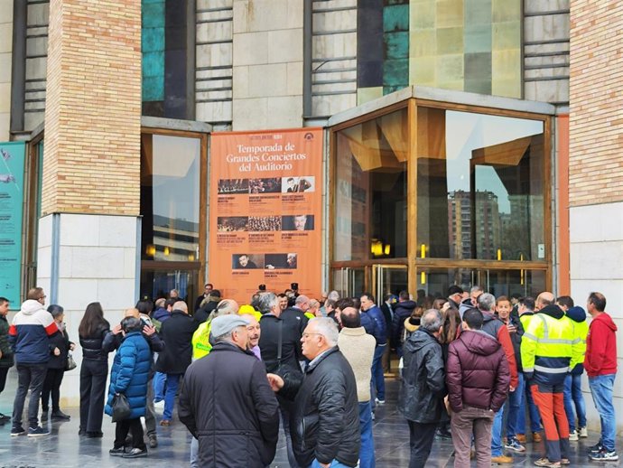 Agricultores concentrados delante del Auditorio de Zaragoza donde se está celebranod el XXI Encuentro NAcional de Operadores de Cereales