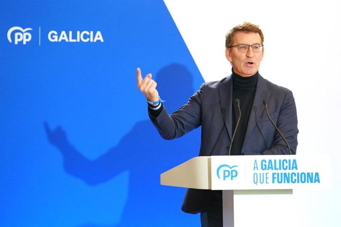 El presidente nacional del PP, Alberto Núñez Feijóo, interviene durante un mitin electoral del PPdeG, en el Hotel NH Collection Santiago de Compostela, a 15 de febrero de 2024, en Santiago de Compostela, A Coruña, Galicia (España). Este encuentro se enm