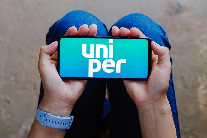 Archivo - August 7, 2023, Brazil: In this photo illustration, the Uniper logo seen displayed on a smartphone.