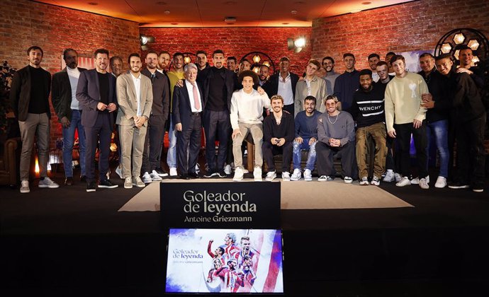 Foto de familia tras el homenaje a Griezmann por convertirse en el máximo goleador de la historia del Atlético de Madrid