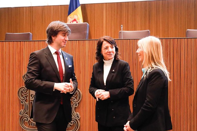 La presidenta del Parlament de Catalunya, Anna Erra, amb els síndics andorrans, Carles Ensenyat i Sandra Codina, al Consell General