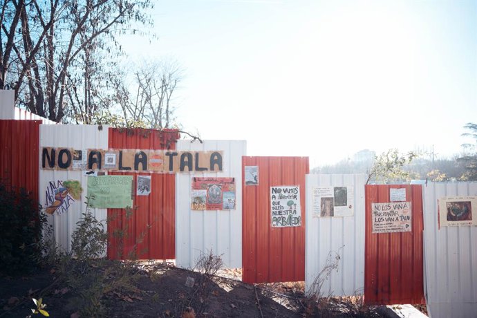 Archivo - Una valla en la zona de obras en el parque de Arganzuela, en Madrid Río, a 21 de diciembre de 2023, en Madrid (España). Miembros del PSOE de Madrid han recorrido hoy el parque con motivo de la tala de árboles como consecuencia de las obras de am