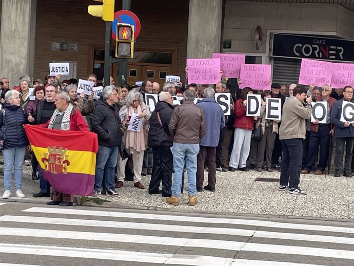 Concentración de la Plataforma de Acción por la Memoria de Aragón (PAMA) contra la derogación de la Ley de Memoria Democrática.