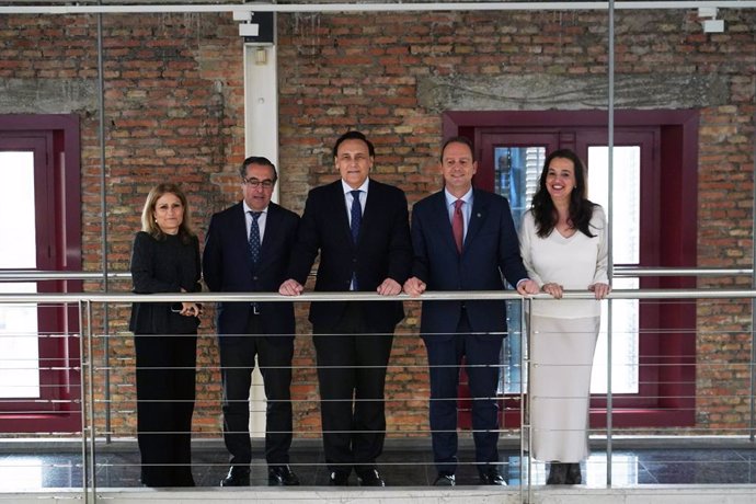 El consejero de Universidad, Investigación e Innovación de la Junta de Andalucía, José Carlos Gómez Villamandos, junto al rector de la UNIA, José Ignacio García, en la nueva Sede Tecnológica de entidad.