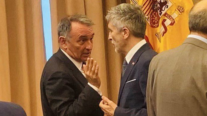 El portavoz parlamentario de IU, Enrique Santiago, junto con el ministro del Interior, Fenando Grande-Marlaska