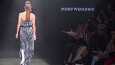 Vídeo: Malena Costa desfila en la MBFW bajo la mirada de unos espectadores muy especiales