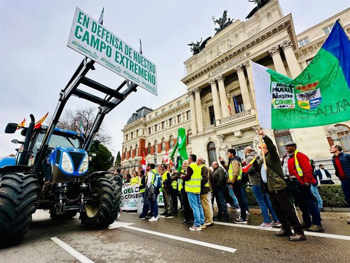 Movilización de agricultores a las puertas del Ministerio de Agricultura, en Madrid