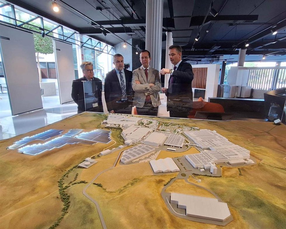 El subdelegado de Gobierno visita la sede de Cosentino en Cantoria (Almería).