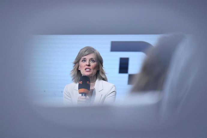 Archivo - La nueva presentadora de la segunda edición del Telediario de TVE, Marta Carazo, interviene durante un encuentro informativo con medios de comunicación, en el plató del telediario, a 20 de diciembre de 2023, en Madrid (España).  Marta Carazo h