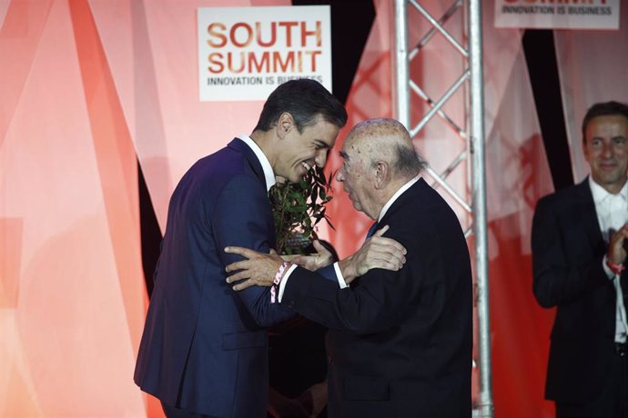 Archivo - El presidente del Gobierno, Pedro Sánchez (izda) con José Lladó (dcha), fundador de Técnicas Reunidas, durante la clausura el South Summit 2018 en Madrid