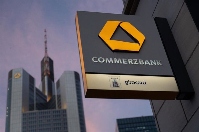 Archivo - Logo de Commerzbank frente a su sede central en Frankfurt (Alemania).