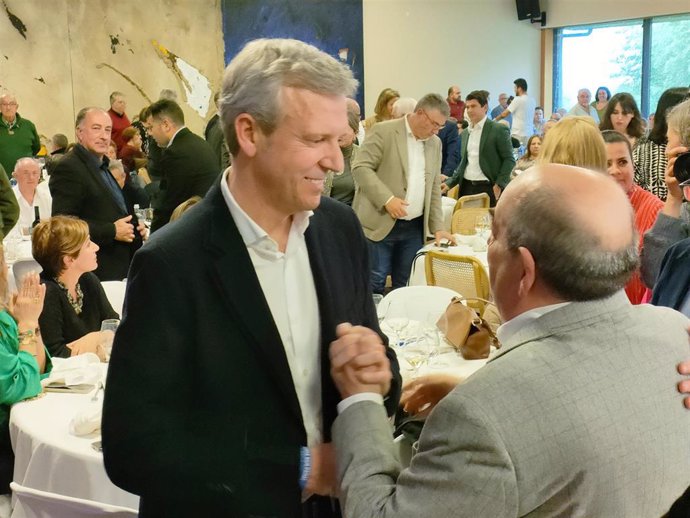 El candidato del PPdeG a la presidencia de la Xunta, Alfonso Rueda, en una comida mitin en Redondela, a 15 de febrero de 2024.