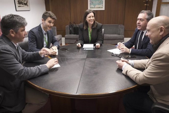 El secretario general del PSOE-A, Juan Espadas, se reúne con los alcaldes socialistas de San Fernando (Cádiz), Patricia Cavada; Montilla (Córdoba), Rafael Llamas, y Dos Hermanas (Sevilla), Francisco Rodríguez.