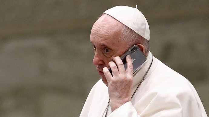 Archivo - El Papa Francisco hablando por teléfono.