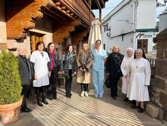 Visita al depósito de farmacia instalado en la residencia Felix de las Cuevas de Potes