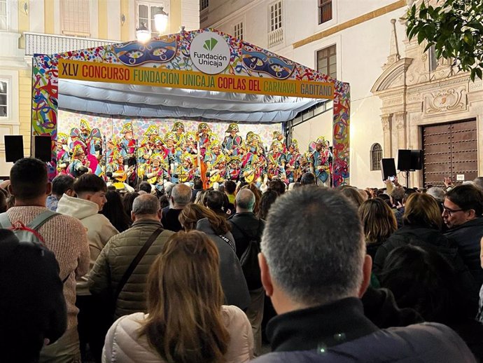 El coro de carnaval 'Los luciérnagas' actuando sobre el escenario de la Fundación Unicaja de Cádiz