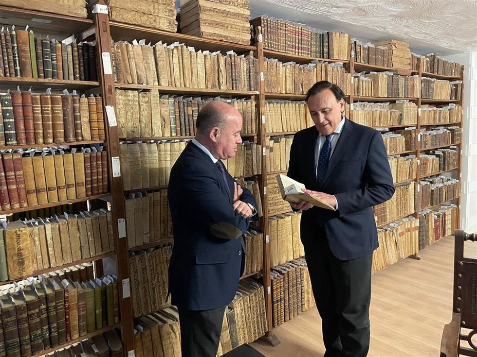 El consejero de Universidad, José Carlos Gómez Villamandos, y el alcalde de Antequera (Málaga), Manuel Jesús Barón Ríos.