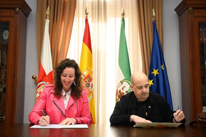 La alcaldesa de Almería, María del Mar Vázquez, y el presidente de la Asociación de Amigos del Ferrocarril (Asafal), Alejandro de la Paz.