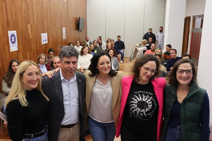 Crespín (centro), entre otros intervinientes en el foro, en la sede provincial de su partido.