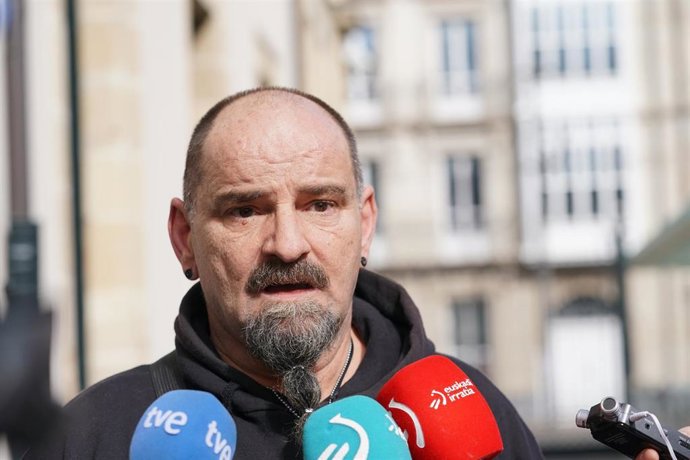 El padre de Ekai, Elaxar Lersundi, atiende a medios a su llegada al Parlamento Vasco, a 15 de febrero de 2024, en Vitoria, Álava, País Vasco 